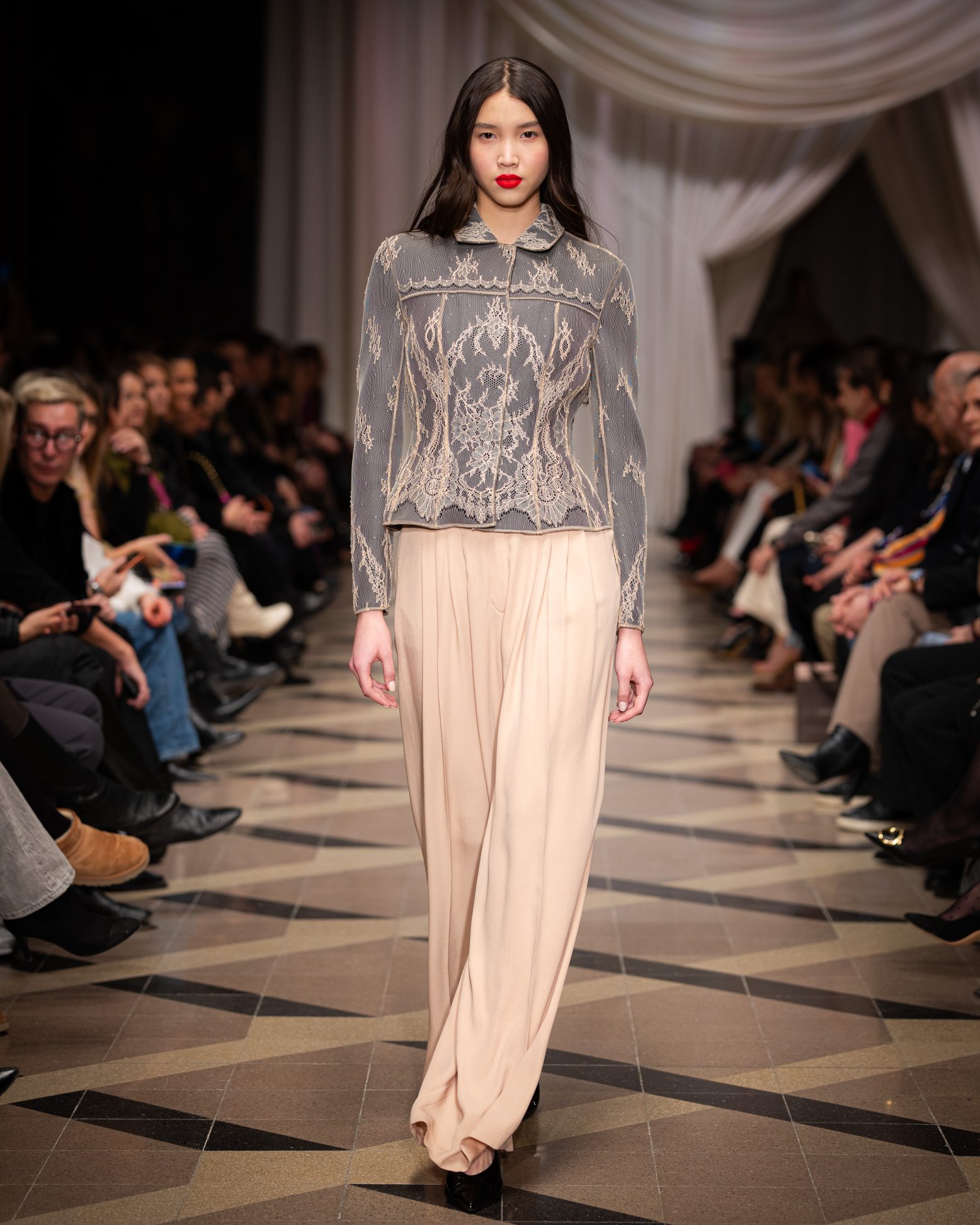 A szépség marad – a KATTI ZOÓB divatház legújabb, 2026/27-es őszi-téli kollekciója. Fotó: Katti Zoób katti_zoob_bcefw_aw2627-7.jpg