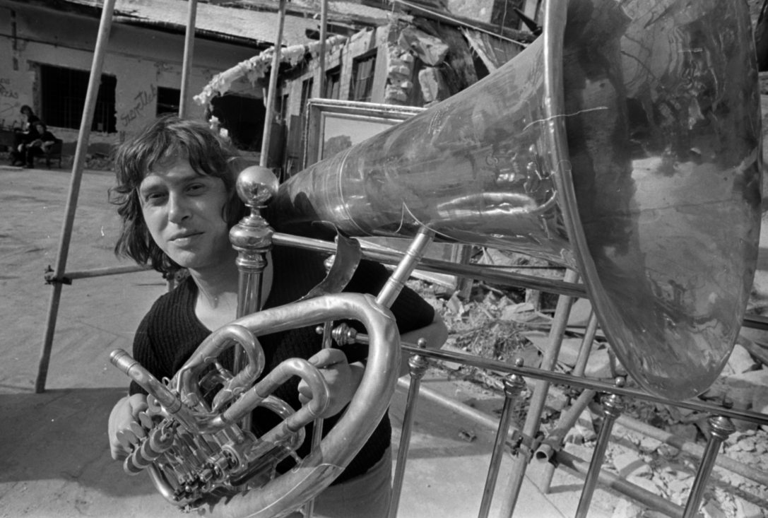 Illés Lajos a Práter utca 74. előtt, az Add a kezed (Illés Show) című zenés film forgatásán 1972-ben. Fotó: Szalay Zoltán / Fortepan