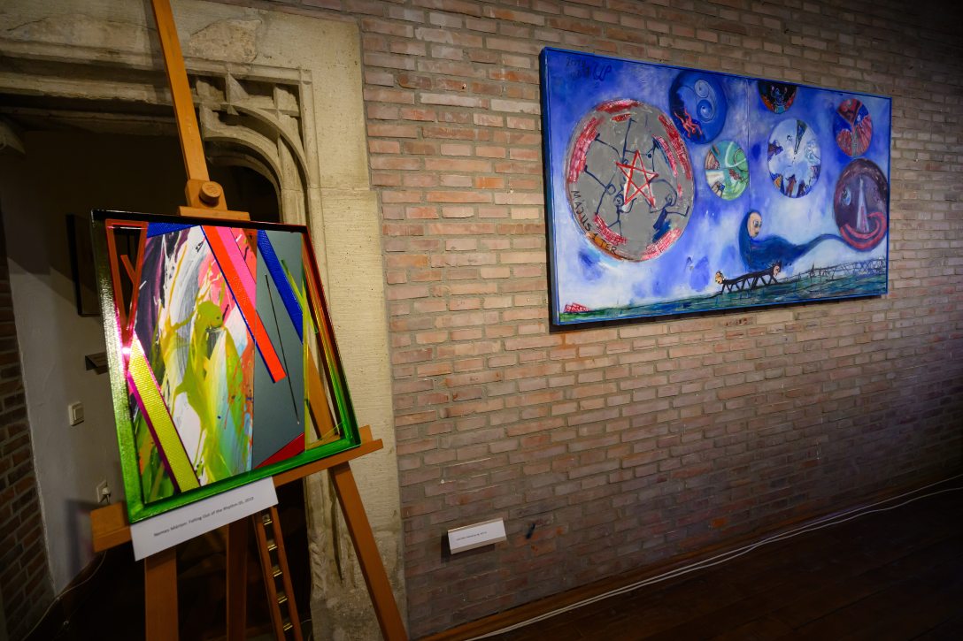 Nemes Márton képzőművész Falling out of the Rhythm című alkotása (balról) és Ujházi Péter festőművész Fehérvári ég, rég’ című alkotása. Fotó: MTI/Vasvári Tamás