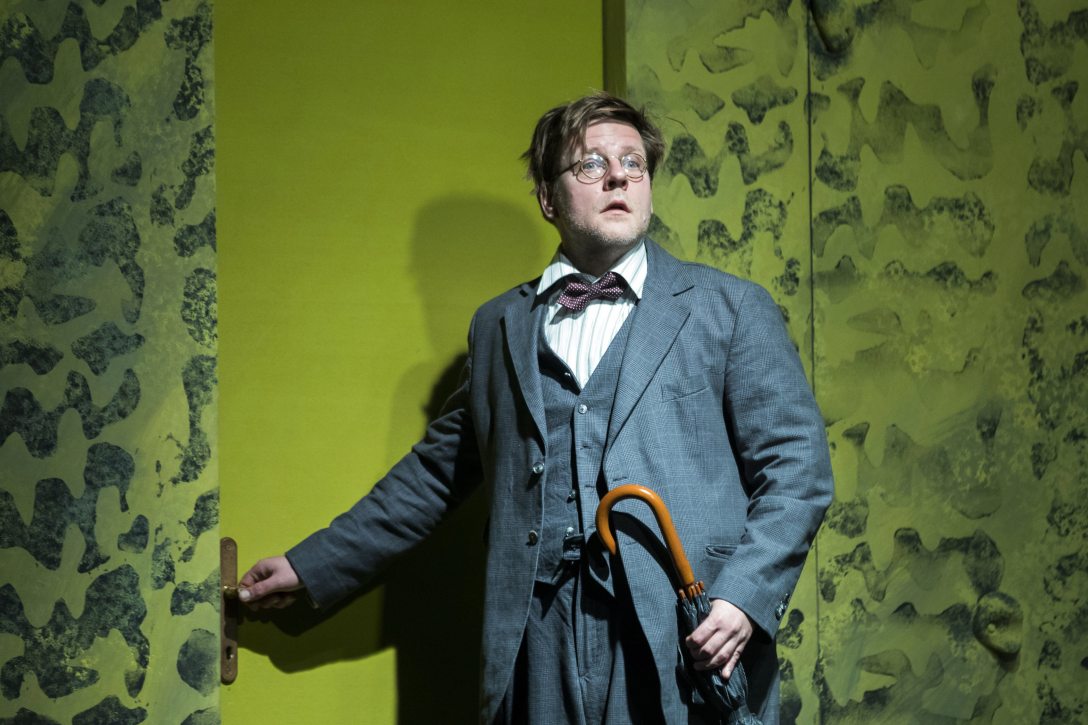 Fekete Ernő játszik Padkaljoszin szerepében Nyikoláj Vasziljevics Gogol Háztűznéző című komédiájának fotóspróbáján a fővárosi Katona József Színházban 2017. október 4-én. Fotó: Mohai Balázs / MTI