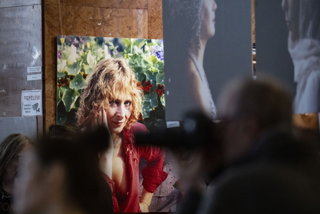 Keleti Éva fotóművész képeiből nyílt kiállítás a megnyitóján a gödöllői Művészetek Házában 2026. március 1-jén.  MTI/Szigetváry Zsolt