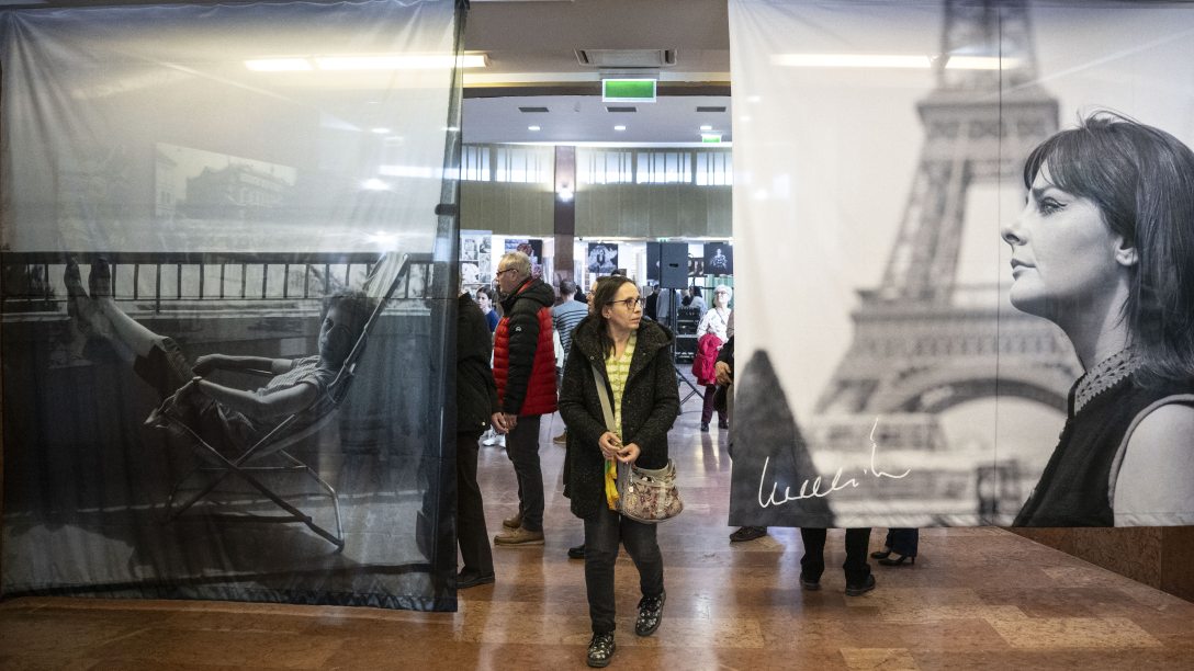 Keleti Éva fotóművész képeiből nyílt kiállítás a megnyitóján a gödöllői Művészetek Házában 2026. március 1-jén.  MTI/Szigetváry Zsolt