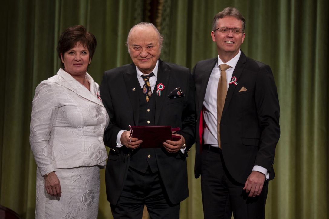 Korda György énekes, előadóművész (k), miután átvette a Máté Péter-díjat Hankó Balázs kultúráért és innovációért felelős minisztertől (j) és Závogyán Magdolna kultúráért felelős államtitkártól. Fotó: MTI/Balogh Zoltán