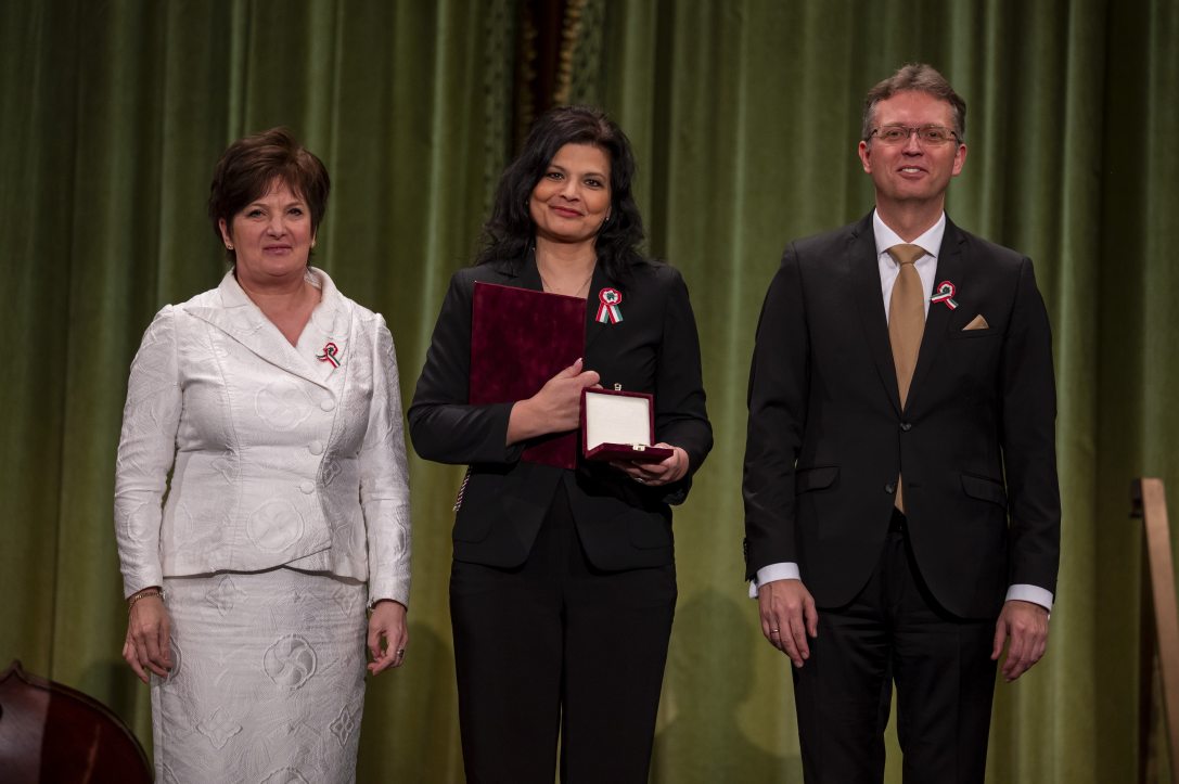 Kéri Kitty színművész, rendező. miután átvette a Jászai Mari-díjat Hankó Balázs kultúráért és innovációért felelős minisztertől (j) és Závogyán Magdolna kultúráért felelős államtitkártól. Fotó: MTI/Balogh Zoltán