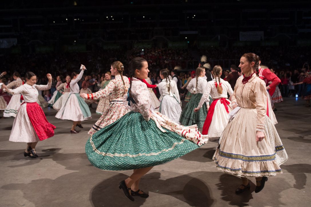 A XXXVI. Országos Táncháztalálkozó résztvevői a Papp László Budapest Sportarénában 2017. április 23-án. Fotó: Kallos Bea / MTI