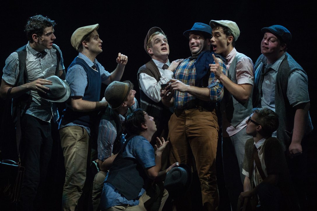 Vecsei H. Miklós (k) Nemecsek szerepében a Molnár Ferenc A Pál utcai fiúk című regényéből Dés László - Geszti Péter - Grecsó Krisztián által írt azonos című musical próbáján a Vígszínházban 2016. október 28-án. Fotó: MTI/ Kallos Bea