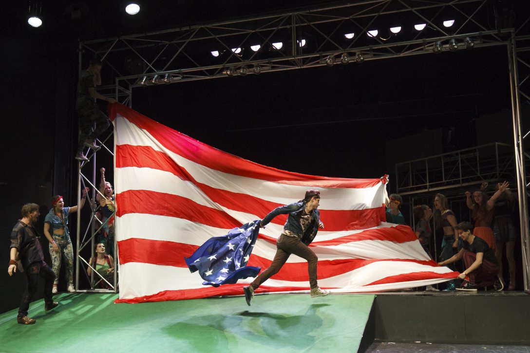 Jelenet Déry Tibor - Pós Sándor - Presser Gábor - Adamis Anna Képzelt riport egy amerikai popfesztiválról című musicaljének próbáján a zalaegerszegi Hevesi Sándor Színházban 2018. április 10-én. Fotó: MTI/Varga György