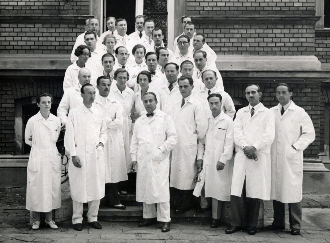 A budapesti Stefánia Gyermekklinika (később Semmelweis Egyetem Gyermekgyógyászati Klinika) épülete előtt 1935-ben. Középen csokornyakkendővel Hainiss Elemér egyetemi magántanár, a gyermekklinika igazgatója. Fotó: Kieselbach Tamás / Fortepan