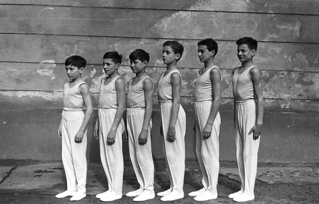 A II. kerületi Lajos utcában lévő általános iskola udvarán 1960-ban. Fotó: Lencse Zoltán / Fortepan