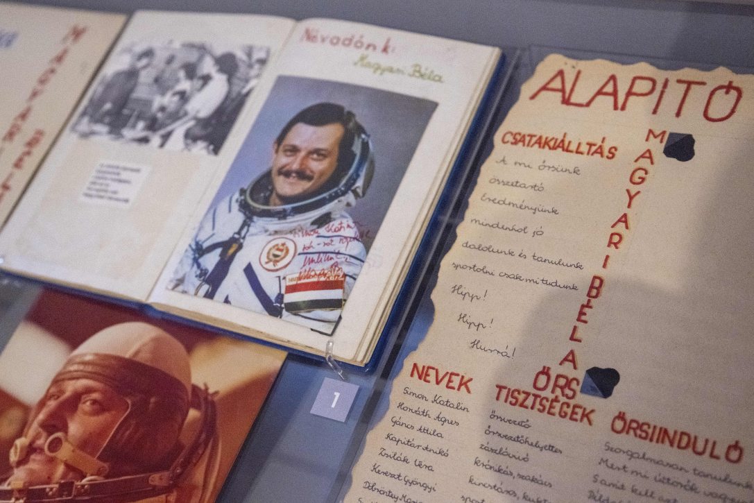 Iskolai őrsi napló az Irány a Galaxis! – Magyarország és az űrkorszak című új időszaki kiállítás a megnyitó napján a Budapest Történeti Múzeumban 2026. március 3-án. Fotó: MTI/Kovács Márton