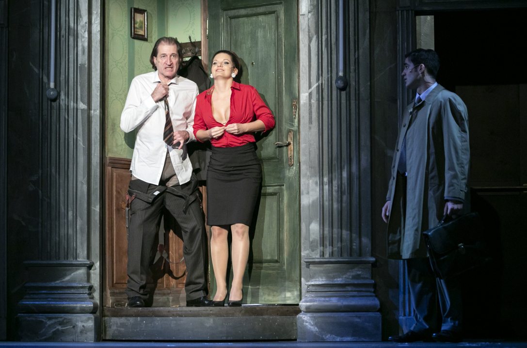 Cserna Antal (b) Eichelberger, és Fehér Tibor (j) Chuck szerepében, valamint Gats Éva a Legénylakás című zenés vígjáték próbáján a fővárosi Centrál Színházban. Fotó: Mohai Balázs / MTI