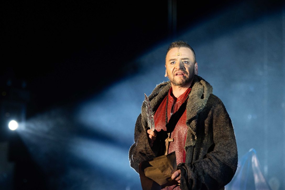 Mészáros Árpád Zsolt Lőrinc barát szerepében Gérard Presgurvic Rómeó és Júlia című musicaljének előadásán a Papp László Budapest Sportarénában 2022. április 14-én. Fotó: Mohai Balázs / MTI