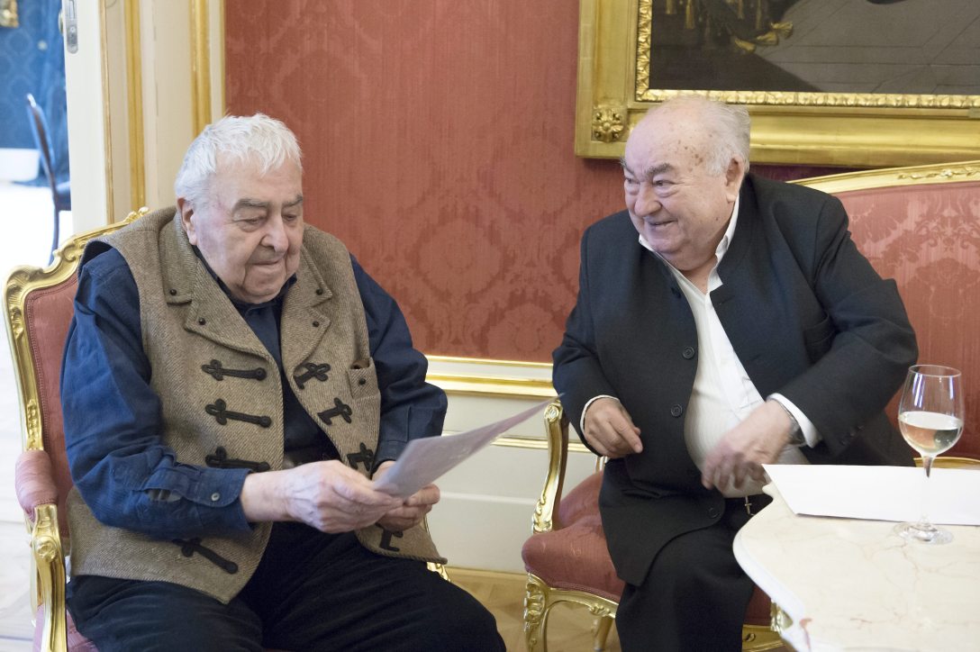 Kallós Zoltán Kossuth-díjas néprajzkutató, a Corvin-lánc kitüntetettje (b) és Novák Ferenc Kossuth- és Erkel Ferenc-díjas koreográfus, rendező a Sándor-palotában. Fotó: Koszticsák Szilárd / MTI