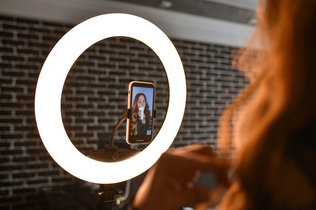 Stockphoto - gamer - streamer - influencer - youtube - twitch  - livestream - rignlight. Fotó: Shutterstock/Dmytro Khlystun