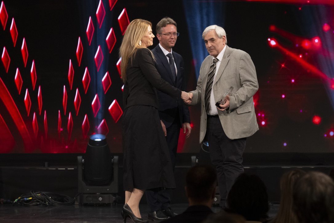 Győri János, az ELTE PPK Interkulturális Pszichológiai és Pedagógiai Intézetének oktatója, egyetemi tanár (j) átveszi a Bonis Bona - Életműdíjat Hankó Balázs kulturális és innovációs minisztertől és Katona Kinga Jászai Mari-díjas színművésztől. Fotó: