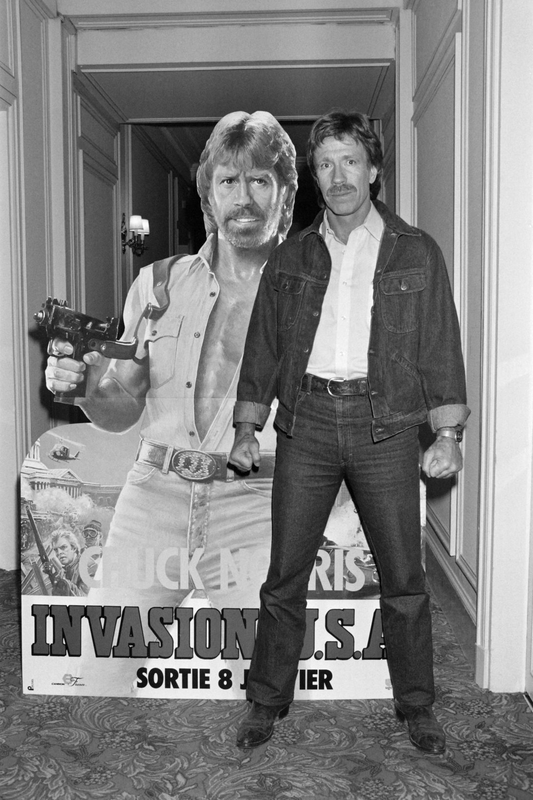 Chuck Norris amerikai színész 1985. november 27-én pózol az „Invasion USA” című film plakátja előtt a párizsi Hôtel Plaza Athénée előtt. Fotó: Pierre VERDY / AFP