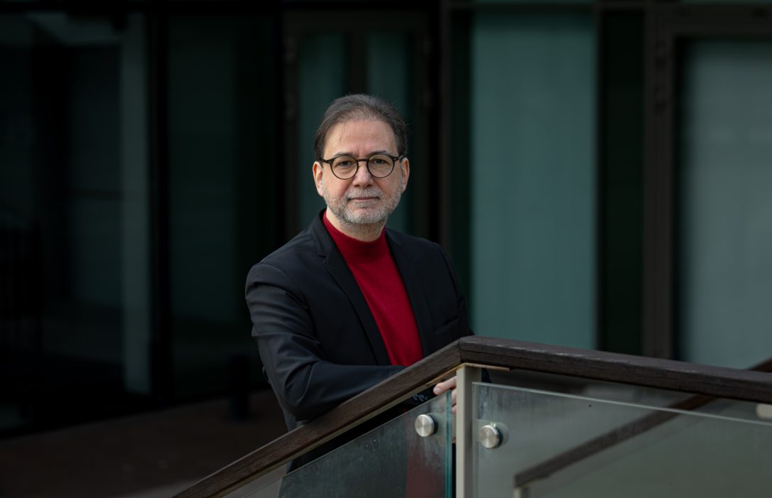 Dr. Ertüngealp Alpaslan zongoraművész és karmester, filozófus. Fotó: Csákvári Zsigmond / Kultúra.hu