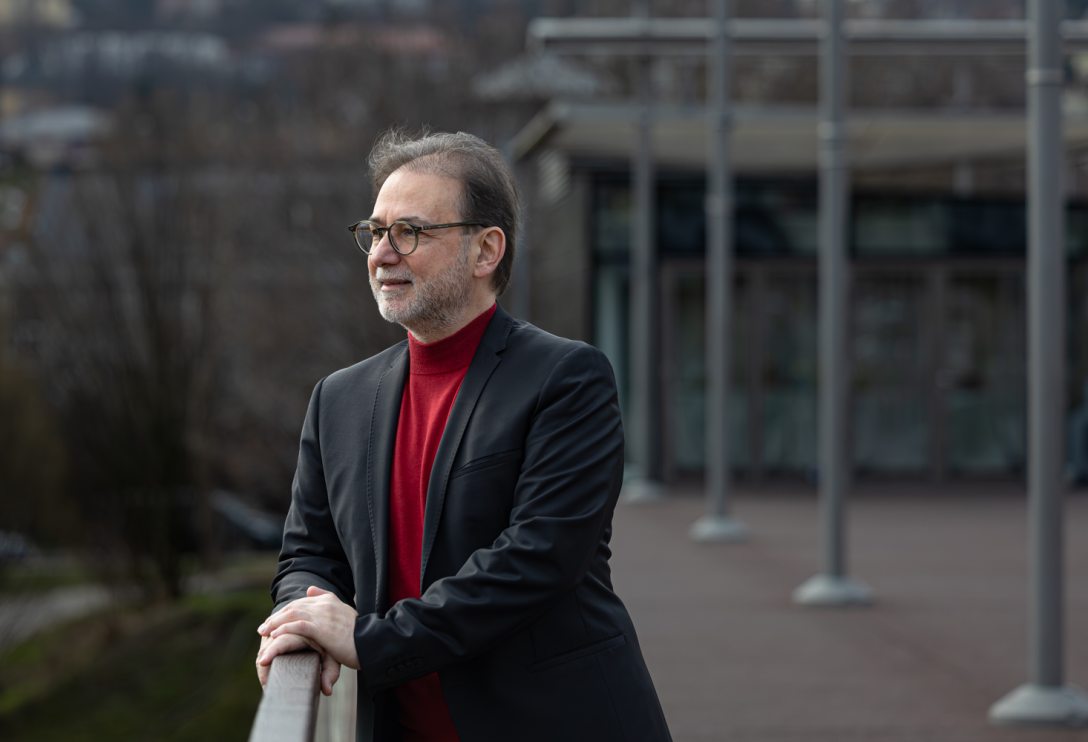 Dr. Ertüngealp Alpaslan zongoraművész és karmester, filozófus. Fotó: Csákvári Zsigmond / Kultúra.hu