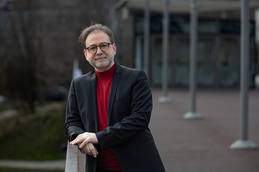 Dr. Ertüngealp Alpaslan zongoraművész és karmester, filozófus. Fotó: Csákvári Zsigmond / Kultúra.hu