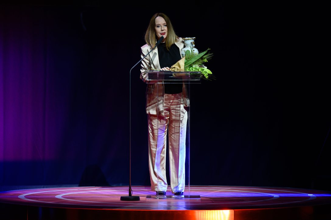 Goda Krisztina, az Ida regénye rendezője, miután átvette a közmédia által alapított, első alkalommal odaítélt Huszárik Zoltán-díjat a Magyar Mozgókép Fesztivál díjátadó gáláján a Veszprémi Petőfi Színházban 2023. június 10-én. Fotó: Vasvári Tamás / MTI