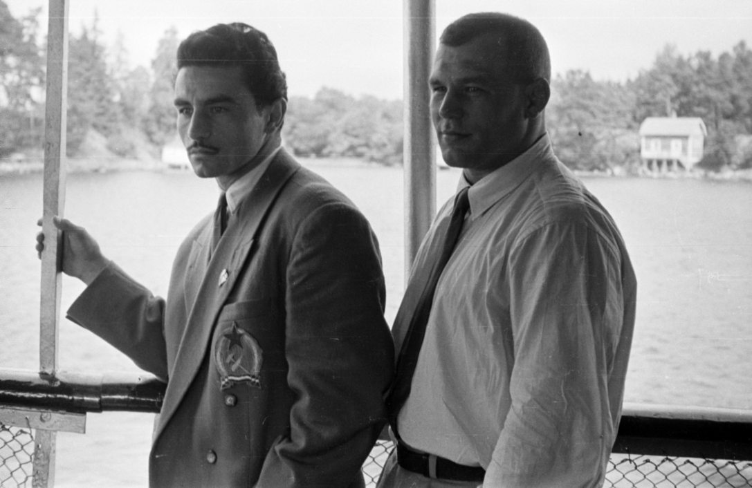 Papp László olimpiai bajnok ökölvívó és Szilvásy Miklós olimpiai bajnok birkozó hajókiránduláson a XV. nyári olimpiai játékok idején. Fotó: Fortepan / Bojár Sándor