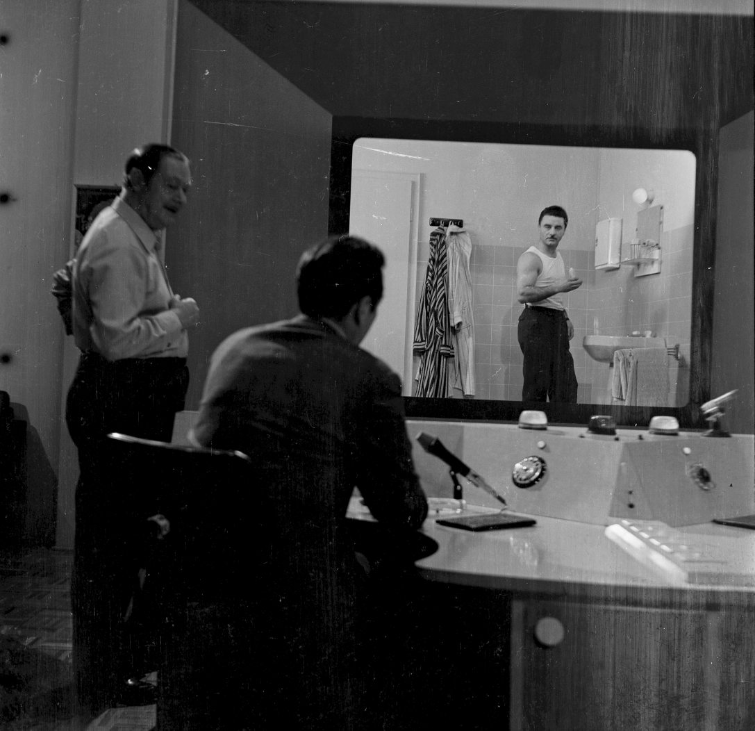 Filmkészítés, utómunkálatok, a fürdőszobában Papp László ökölvívó. Fotó: Fortepan / Csőke József