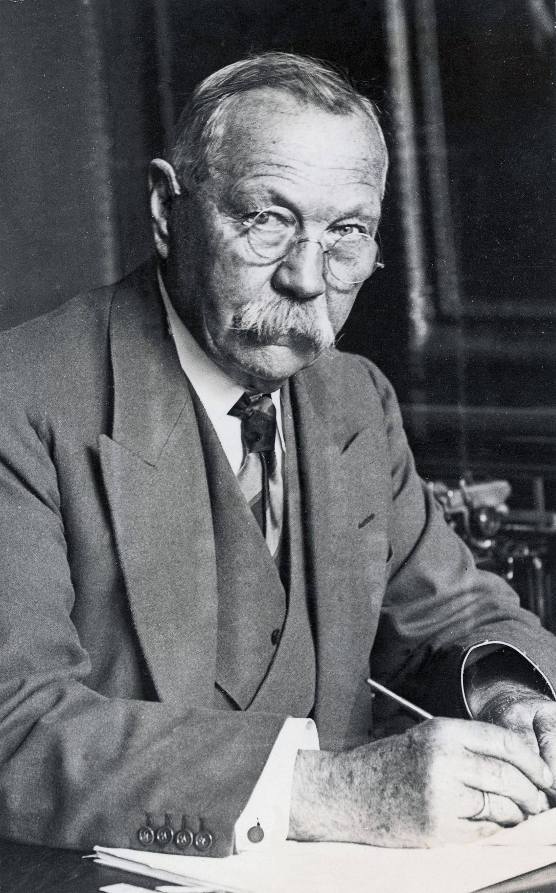 Sir Arthur Conan Doyle, angol író és történész, Sherlock Holmes detektívkarakterének megalkotója. Fotó: Osztrák Levéltár / IMAGNO / APA-PictureDesk via AFP