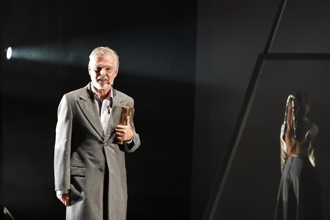 Rubold Ödön az Apák és fiak című táncelőadás fotóspróbáján a Nemzeti Táncszínházban. Fotó: Lakatos Péter / MTI