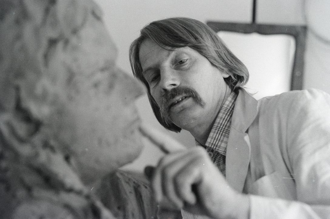 A Károlyi-palotában, a Petőfi Irodalmi Múzeumban megrendezett "Ady-kép" című képzőművészeti kiállításra készülő kompozíció egyik szobrának agyagmintáján dolgozik Melocco Miklós szobrászművész 1977-ben. Fotó: Bencseky Mátyás / Fortepan