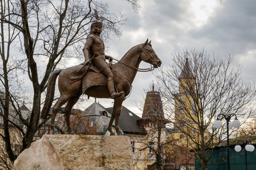 II. Rákóczi Ferenc újonnan felavatott lovas szobra, Győrfi Lajos szobrászművész alkotása a beregszászi Budapest téren 2019. december 17-én. Fotó: MTI/Nemes János