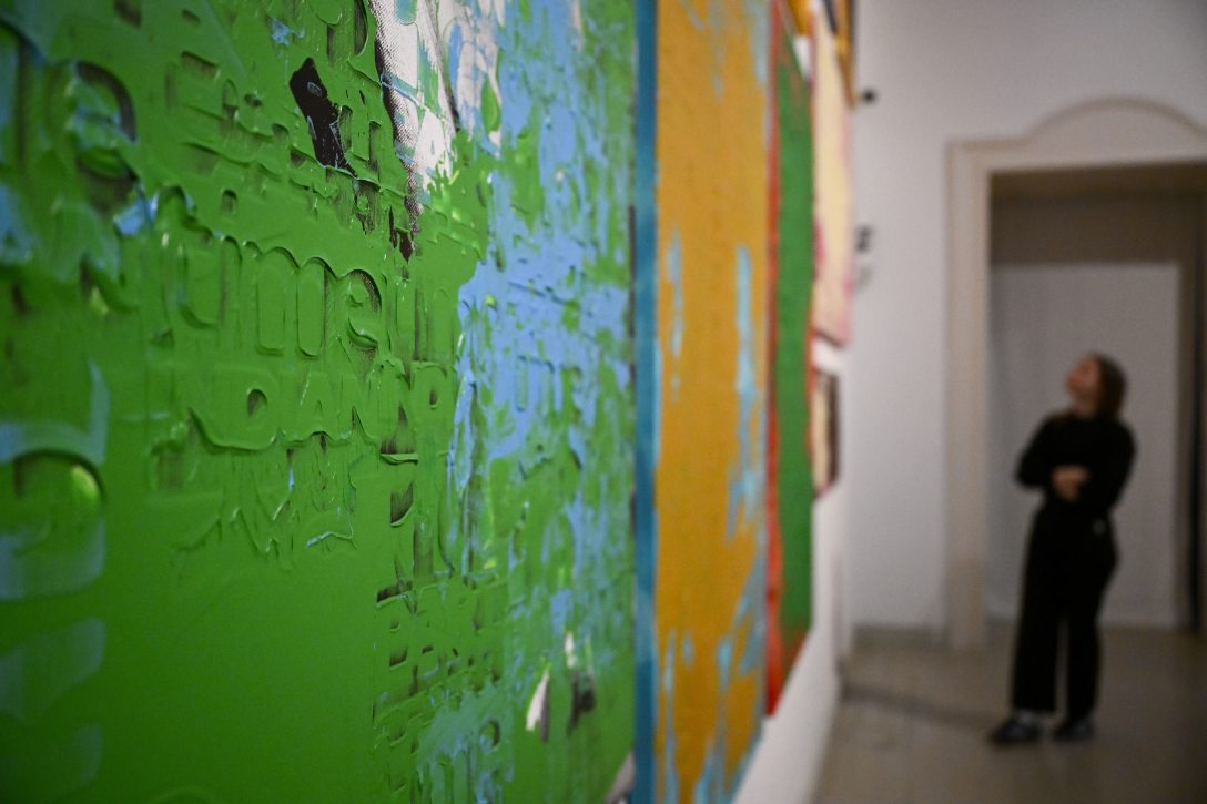 Érdeklődő Barabási Albert-László nemzetközileg elismert hálózatkutató munkásságát a középpontjába állító, A képlettől a képig - A dataizmus művészete című kiállítás sajtóbejárásán a Műcsarnokban 2026. március 5-én. Fotó: MTI/Hegedüs Róbert