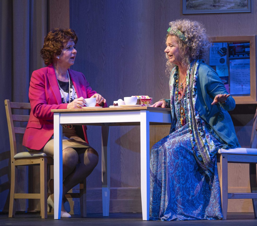 Hernádi Judit (b) Nancy és Peremartoni Krisztina (j) Carla szerepében Bess Wohl Válaszfalak című drámájának próbáján a Városmajori Szabadtéri Színpadon 2021. június 16-án. Fotó: MTI/Szigetváry Zsolt