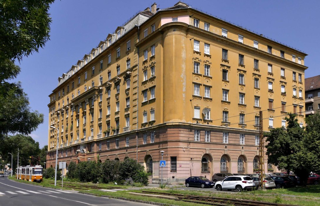 A Bethlen-udvar (Attila út 2-4.) ötemeletes bérház-tömb a főváros I. kerületében, a Tabán városrészben, az Attila út és a Krisztina körúton húzódó villamosvágányok között 2021-ben. Fotó: MTI/Jászai Csaba