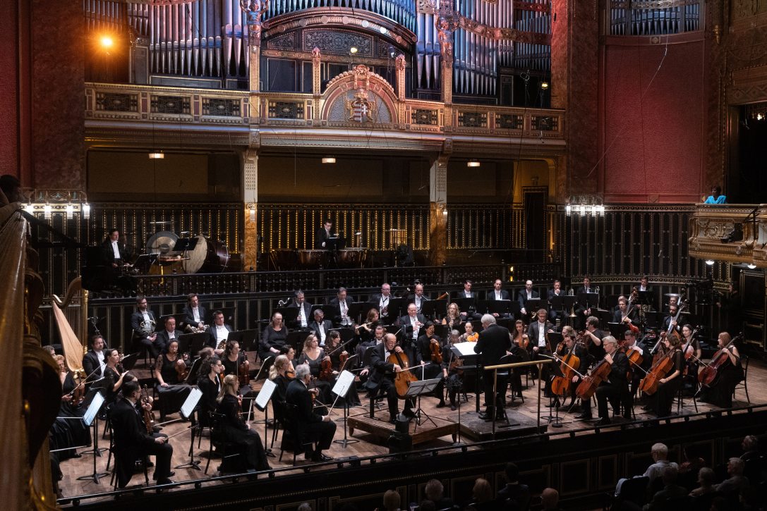 Keller András, a fesztivál művészeti vezetője (középen, j) vezényli a Concerto Budapest zenekart, a Magyar Kincsek Bartók Ünnep zárónapján rendezett koncerten a Zeneakadémia Nagytermében 2025. szeptember 28-án. Fotó: MTI/Kocsis Zoltán