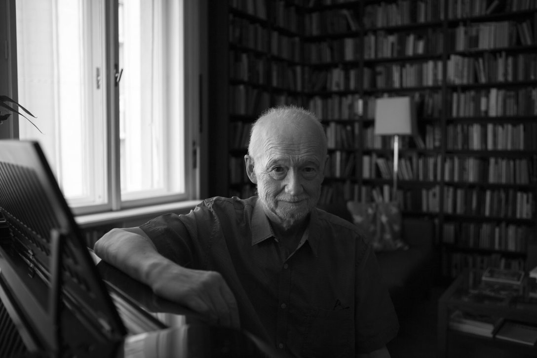 Nádasdy Ádám Szépíró-díjas, Artisjus irodalmi nagydíjas költő, nyelvész, műfordító otthonában 2019-ben. Fotó: Keleti Éva / MTI