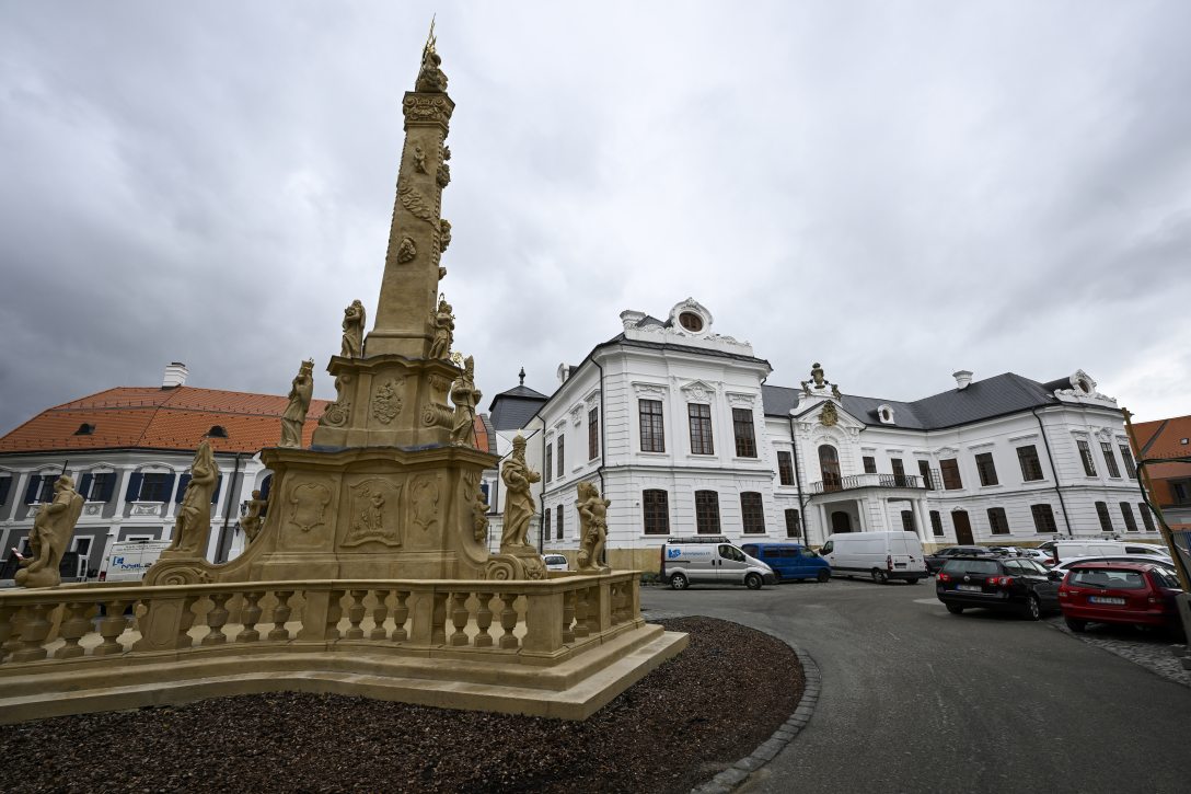 A veszprémi Érseki Palota, előtérben a Szentháromság szobor 2025. október 6-án.  Fotó: MTI/Hegedüs Róbert