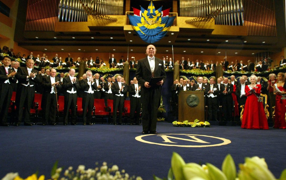 Kertész Imre meghajol a közönség előtt, miután átvette az irodalmi Nobel-díjat a stockholmi koncertteremben, 2002. december 10-én. Fotó: Henrik Montgomery / POOL / AFP