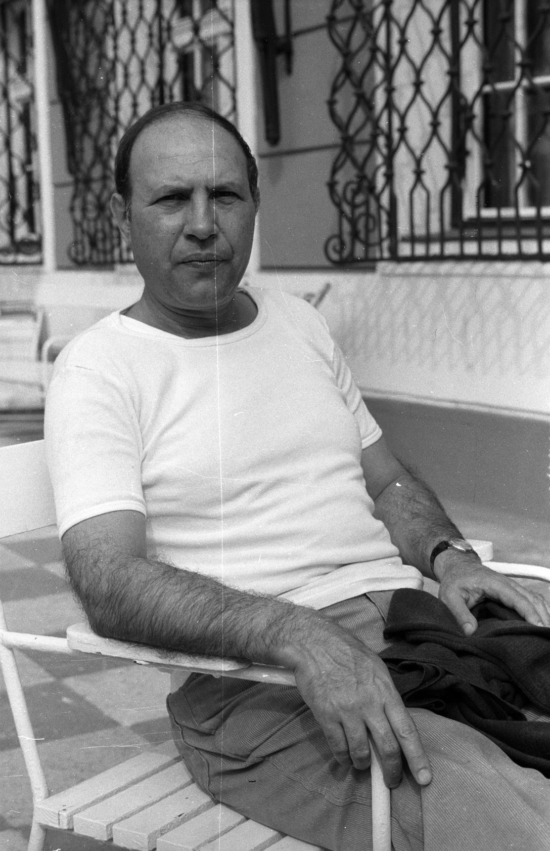 Kertész Imre Szigligeten, az Esterházy-kastélyban, az Írók Alkotóházának teraszán 1975-ben. Fotó: Hunyady József / Fortepan