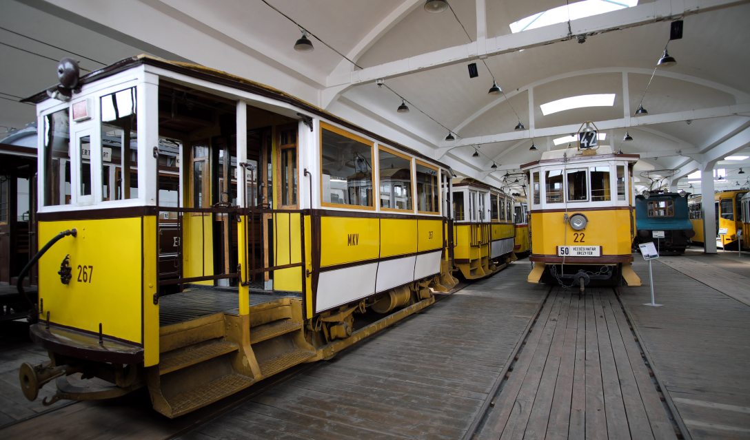 A bemutatócsarnokban álló villamosok a szentendrei Városi Tömegközlekedési Múzeumban. Fotó: MTI/Nagy Zoltán