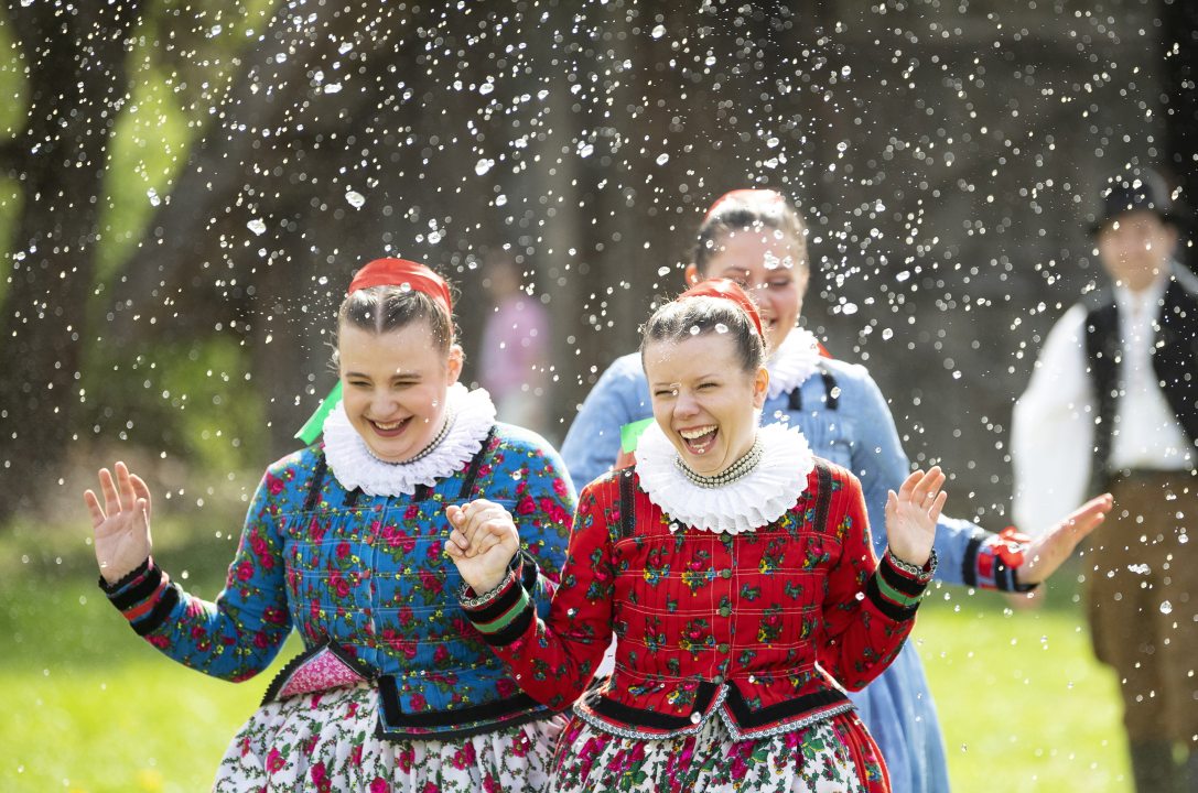 A Nyírség Táncegyüttes tagjainak hagyományőrző bemutatója húsvéthétfőn a Sóstói Múzeumfaluban Nyíregyházán 2024. április 1-jén. Fotó: MTI/Balázs Attila