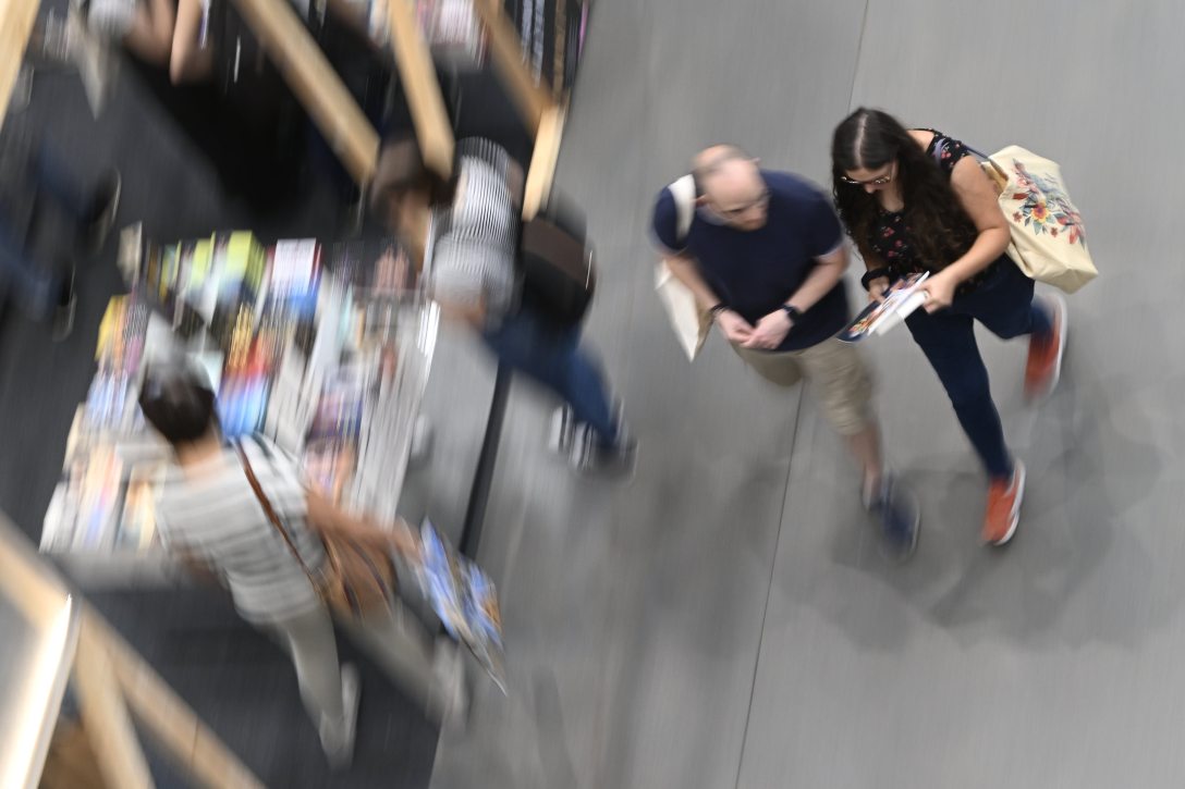 Érdeklődők a 28. Budapesti Nemzetközi Könyvfesztiválon a budapesti Millenárison a megnyitó napján, 2023. szeptember 28-án. Fotó: MTI/ Kovács Tamás
