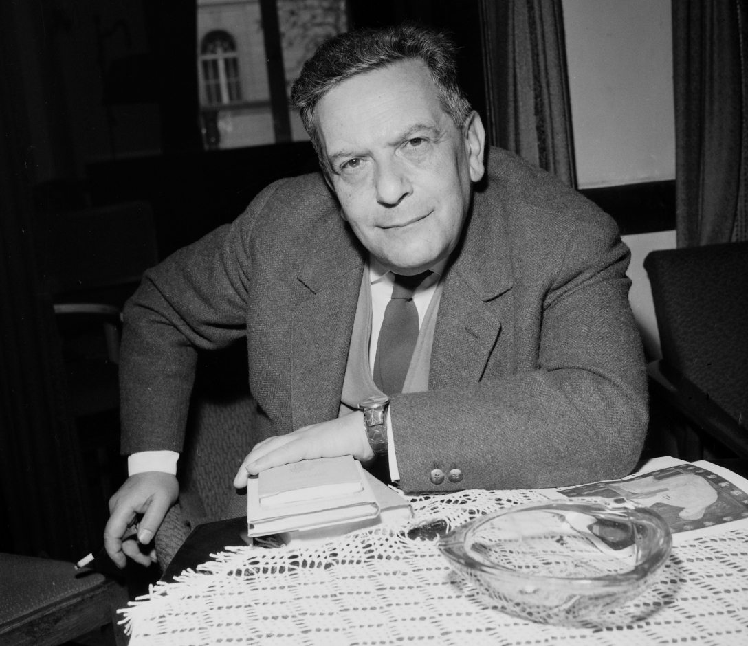 Hegedűs Géza irodalomtörténész, író. A felvétel az Írószövetség Bajza utca 18. alatti székházában készült 1964-ben. Fotó: Hunyady József / Fortepan