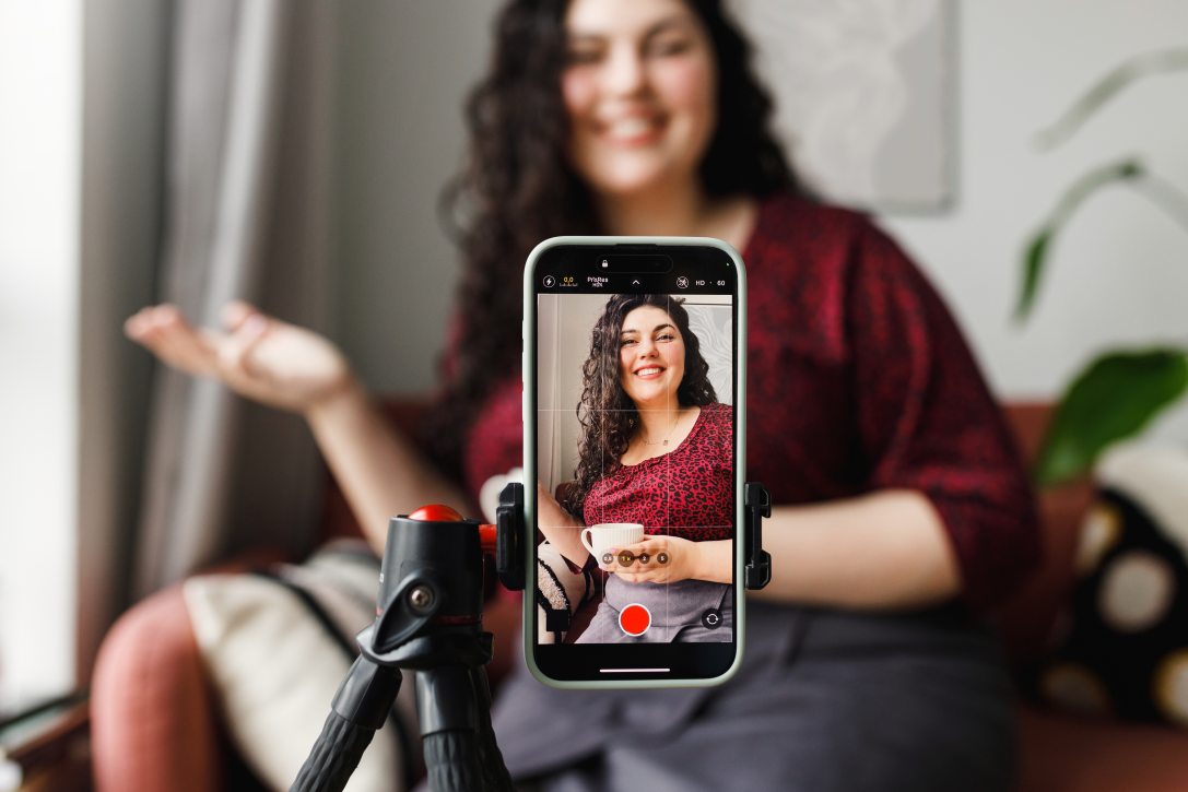 Stockphoto - main character- vlogging - video - filming . Fotó: Shutterstock