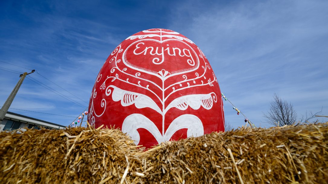 Enyingen festették a legnagyobb húsvéti tojást. Fotó: MTI/Vasvári Tamás