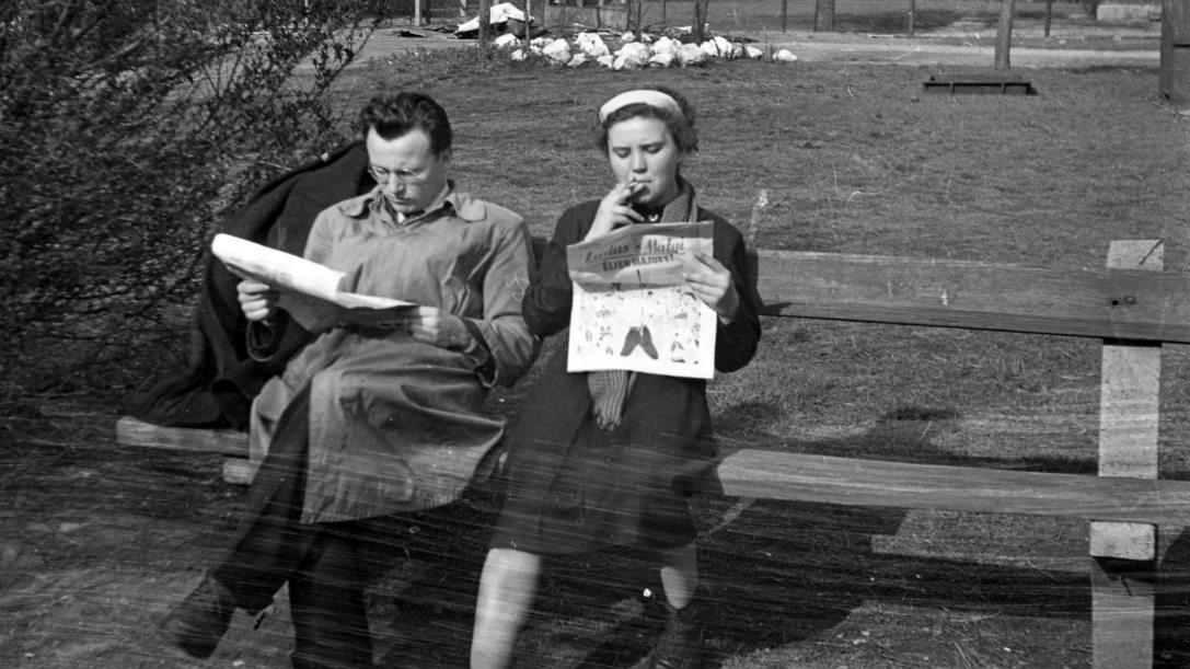 Fiatal pár a Ludas Matyit olvassa egy padon, 1957-ben. Fotó: Gulyás Zsuzsa / Fortepan