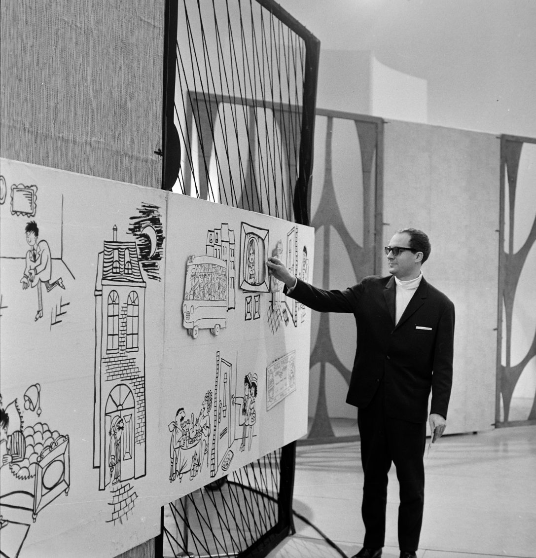 Balázs-Piri Balázs karikaturista 1969-ben a Családi félkör című műsorban. Fotó: Szalay Zoltán / Fortepan