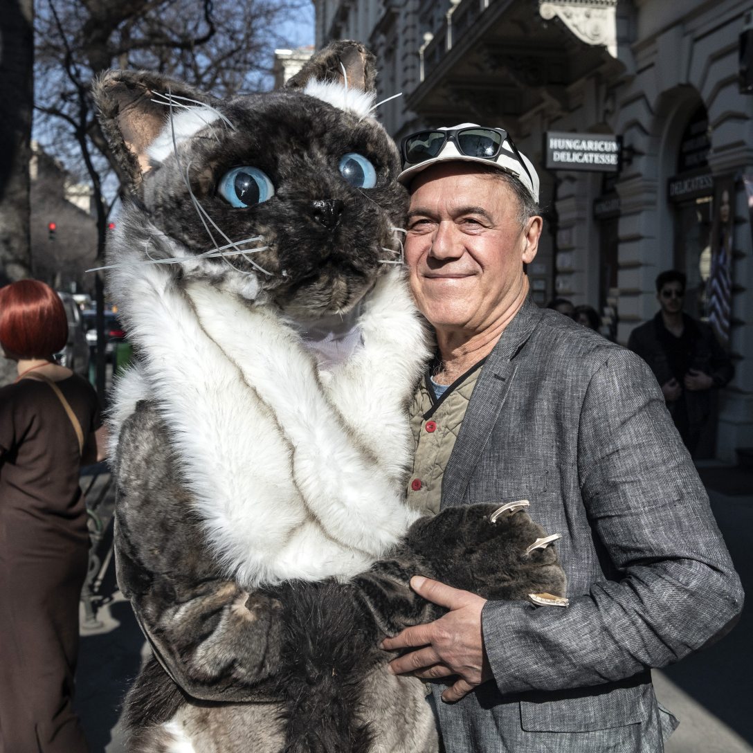 Gáspár Sándor a székesfehérvári Vörösmarty Színház Murakami Haruki történetét, a Kafka a tengerparton című regényének színpadi adaptációját bemutató darabot reklámozó performanszon. Fotó: Szigetváry Zsolt / MTI