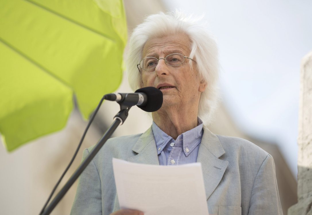 Esterházy Péter Kossuth-díjas író megnyitja a 87. Ünnepi Könyvhetet és a 15. Gyermekkönyvnapokat a Vörösmarty téren, Budapesten 2016. június 9-én. Fotó: Mohai Balázs / MTI