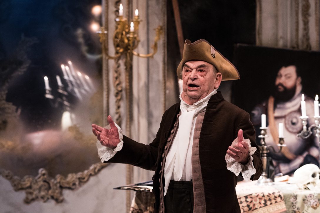 Bodrogi Gyula Pantalone de ‘Bisognosi szerepében Carlo Goldoni Házasság Palermóban című darabjának próbáján a Nemzeti Színházban 2017. november 16-án. Fotó: Mónus Márton / MTI