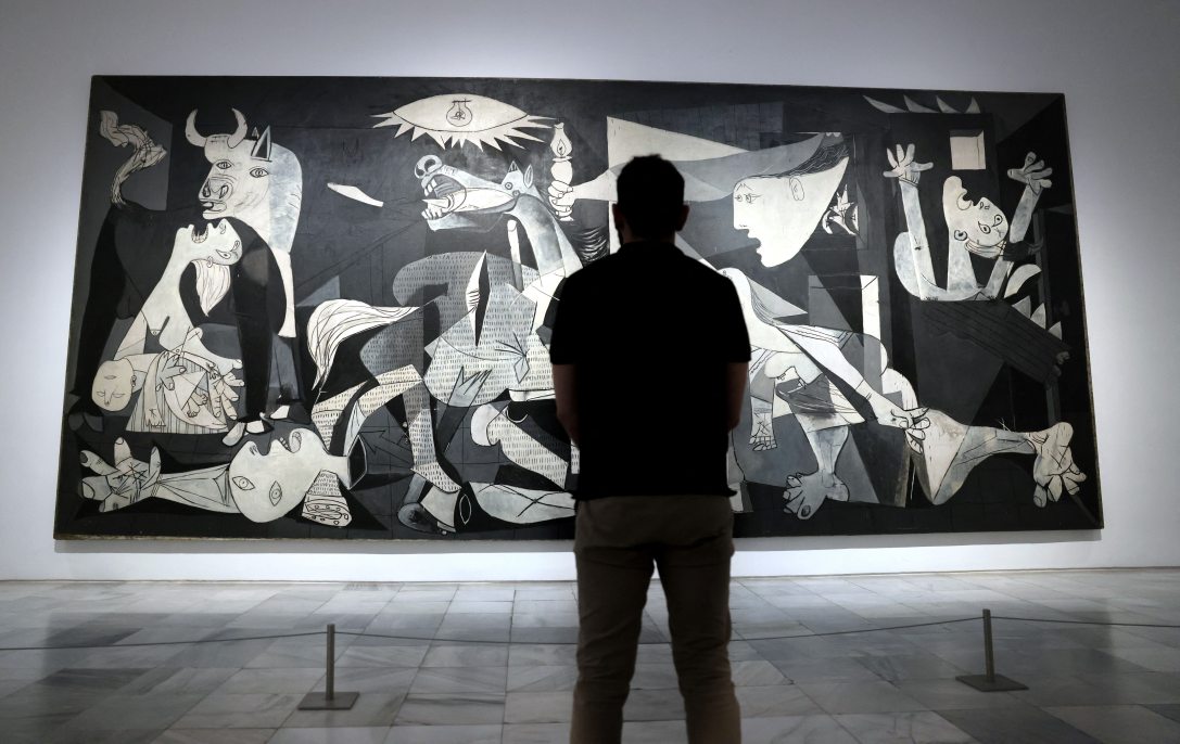 Látogató Pablo Picasso „Guernica” című remekműve előtt a madridi Reina Sofia Múzeumban, 2022. szeptember 12-én. Fotó: Thomas COEX / AFP